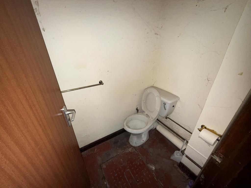 Lot: 34 - VACANT MIXED COMMERCIAL AND RESIDENTIAL PROPERTY - Toilet