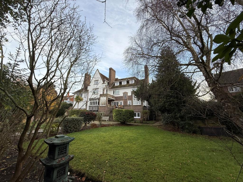 Lot: 59 - NEWLY REFURBISHED TWO-BEDROOM FLAT IN COASTAL LOCATION - View of communal gardens showing back of building