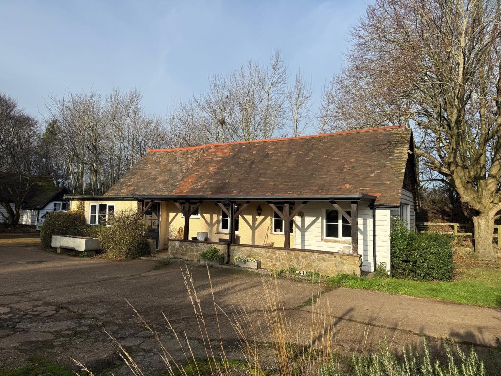 Lot: 43566 - COUNTRY ESTATE COMPRISING 5 BEDROOM MANOR HOUSE, WEDDING VENUE WITH 7 BEDROOM HOUSE, 6 ECO LODGES, 5 COTTAGES, 2 TENNIS COURTS, WORKSHOP AND ANCILLARY ACCOMMODATION - SET IN OVER 20 ACRES - Daffodil Cottage