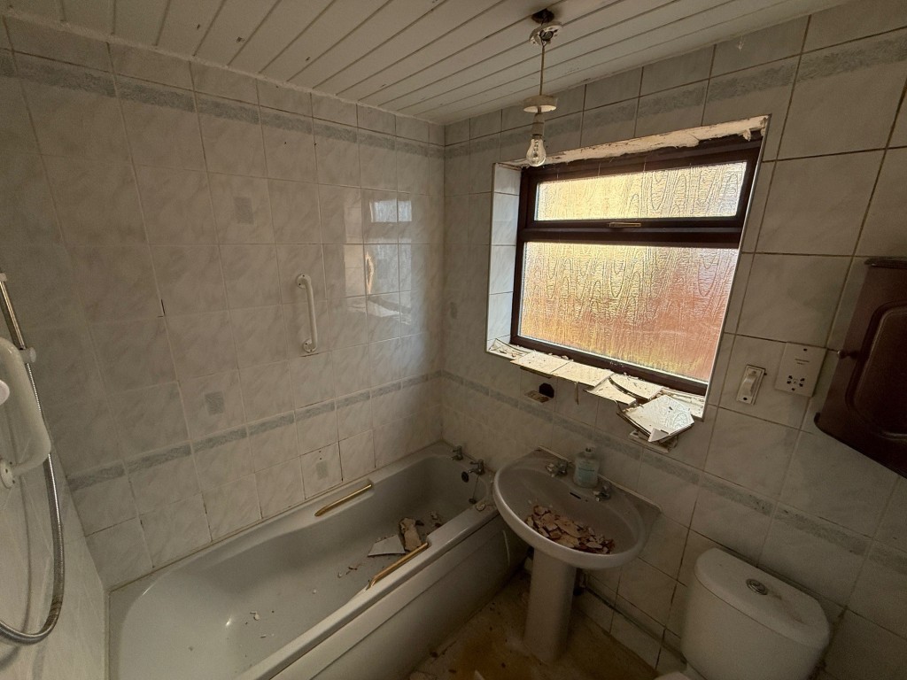 Lot: 177 - TWO-BEDROOM GROUND FLOOR MAISONETTE WITH GARDEN - Bathroom