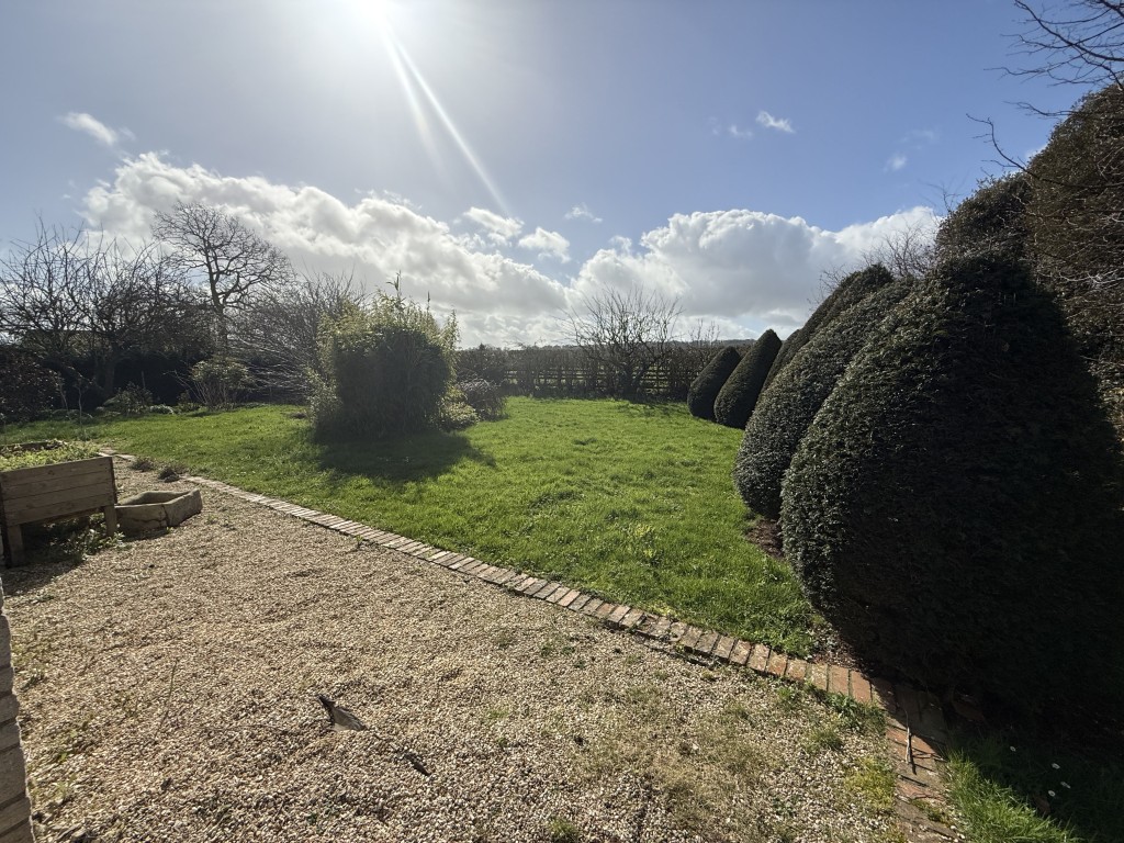 Lot: 49 - BUNGALOW FOR REPAIR AND REFURBISHMENT IN SOUGHT AFTER AREA - Garden