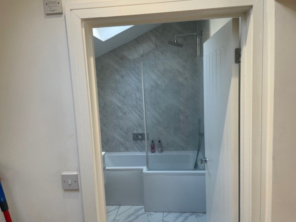 Lot: 5 - FREEHOLD MIXED USE INVESTMENT - Internal image provided by seller of Flat A