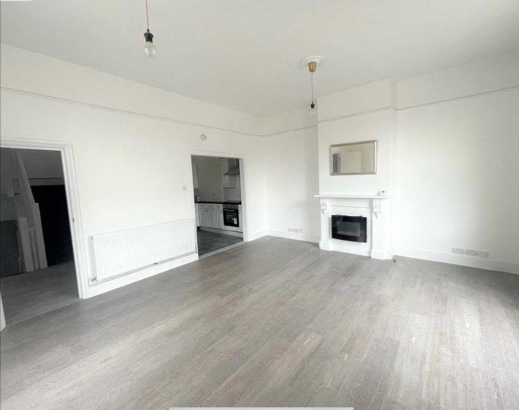 Lot: 5 - FREEHOLD MIXED USE INVESTMENT - Internal image provided by seller of Flat D