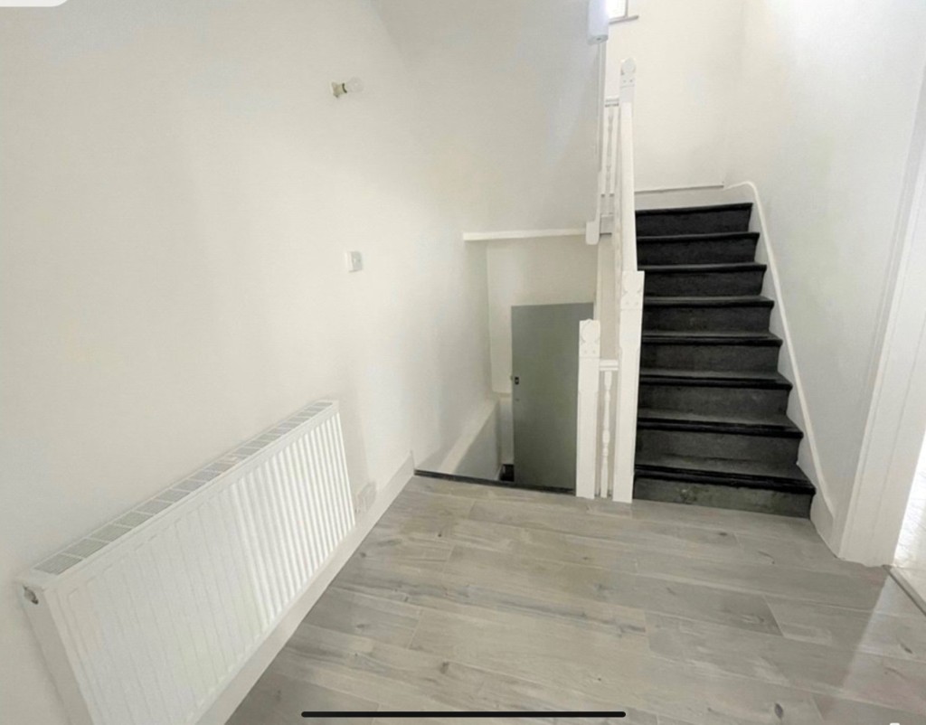 Lot: 5 - FREEHOLD MIXED USE INVESTMENT - Internal image provided by seller of Flat D