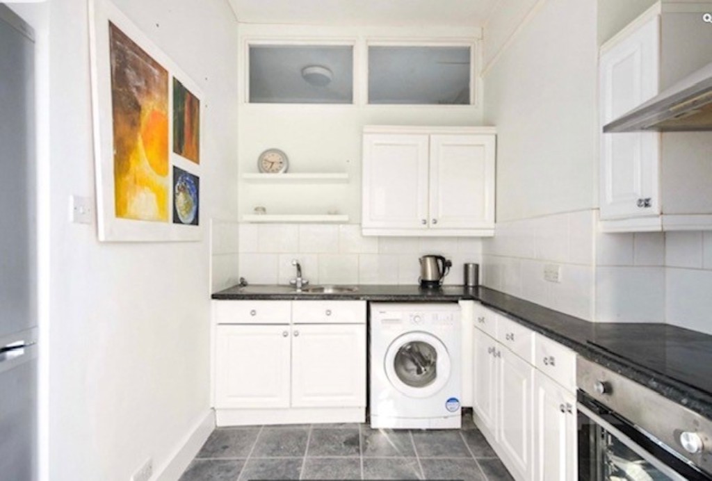 Lot: 5 - FREEHOLD MIXED USE INVESTMENT - Internal image provided by seller of Flat D