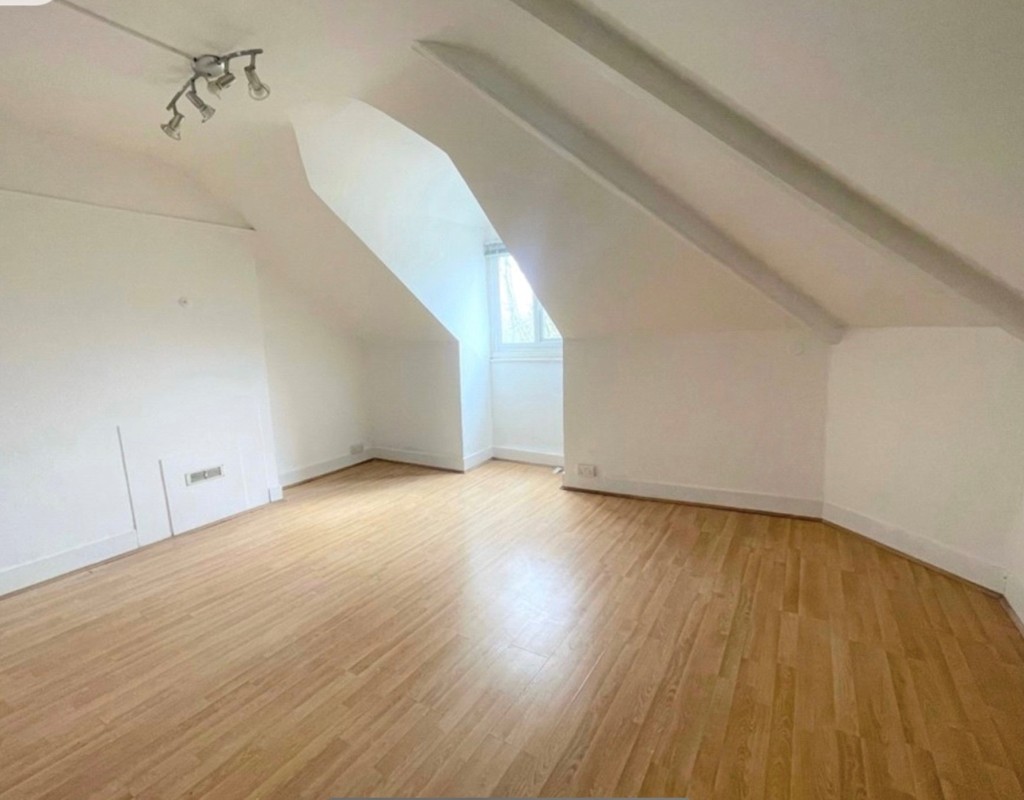 Lot: 5 - FREEHOLD MIXED USE INVESTMENT - Internal image provided by seller of Flat D