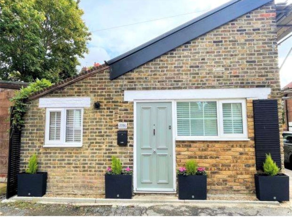 Lot: 5 - FREEHOLD MIXED USE INVESTMENT - Internal image provided by seller of Flat E