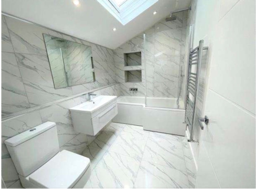 Lot: 5 - FREEHOLD MIXED USE INVESTMENT - Internal image provided by seller of Flat E