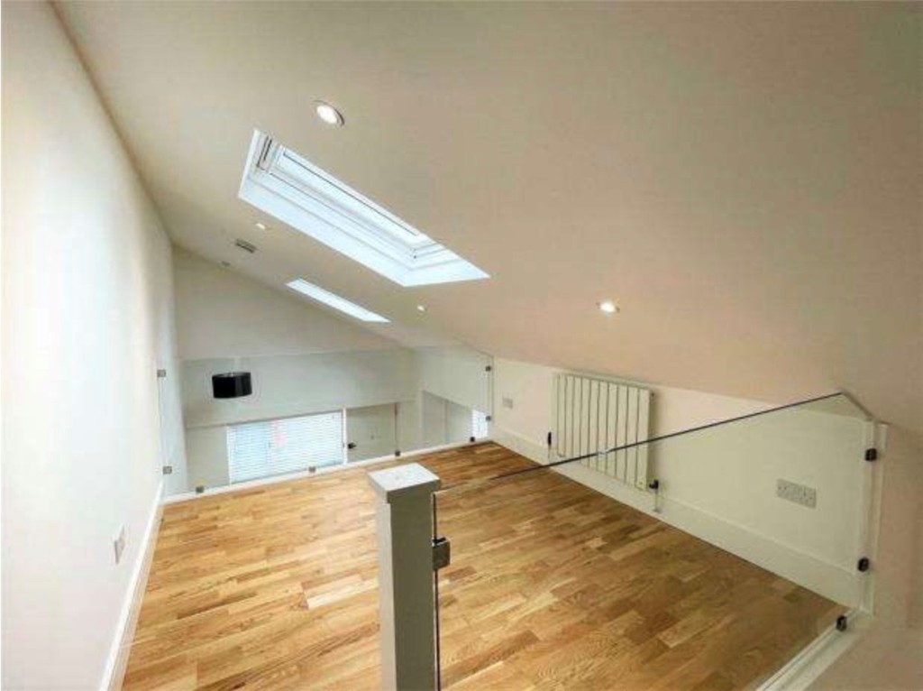 Lot: 5 - FREEHOLD MIXED USE INVESTMENT - Internal image provided by seller of Flat E