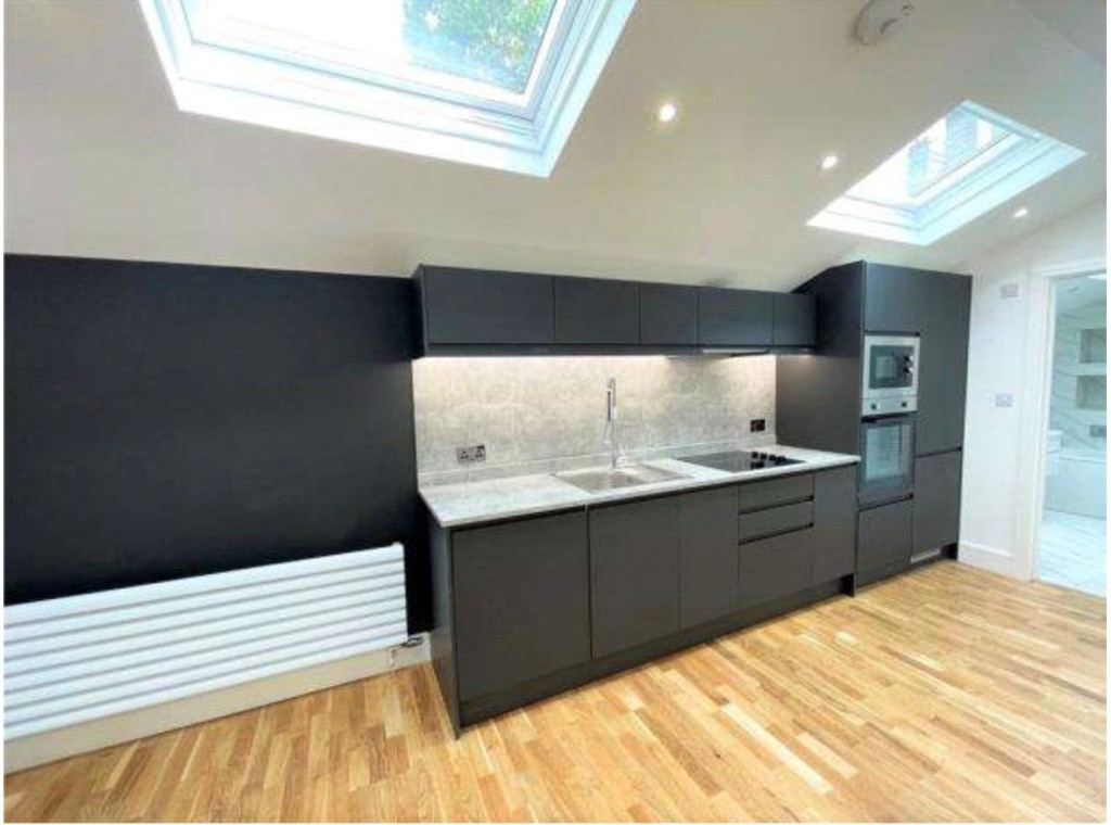 Lot: 5 - FREEHOLD MIXED USE INVESTMENT - Internal image provided by seller of Flat E