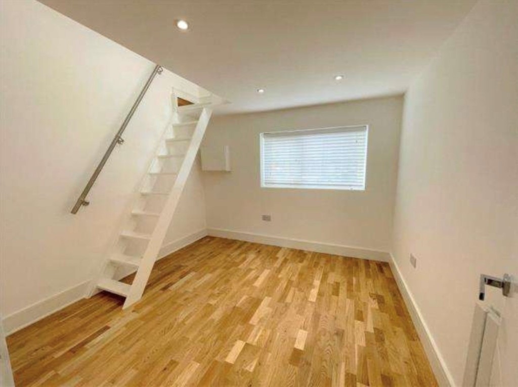 Lot: 5 - FREEHOLD MIXED USE INVESTMENT - Internal image provided by seller of Flat E