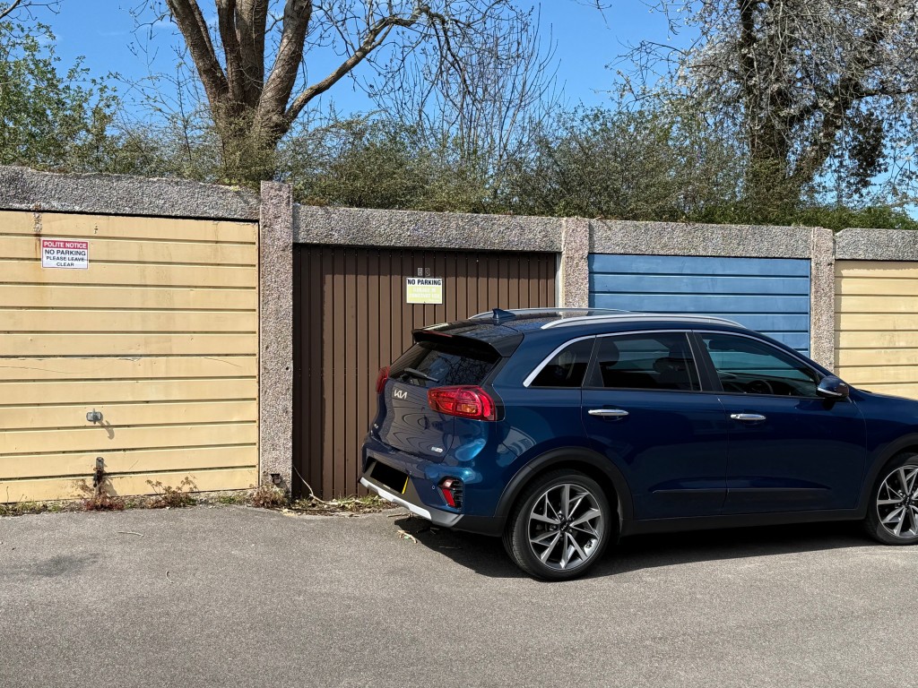 Single Freehold Garage In Block