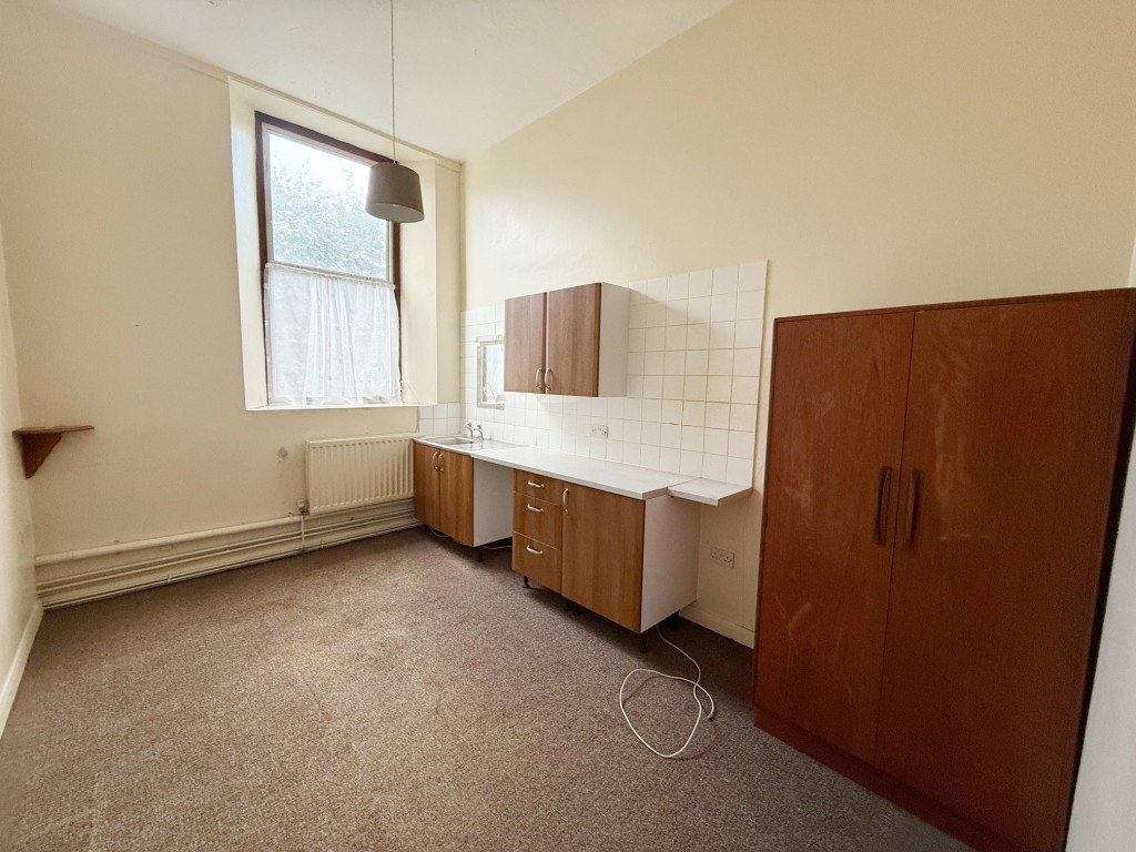 Lot: 5 - FORMER OFFICE AND BEDSITS WITH POTENTIAL CLOSE TO THE QUAYSIDE - Further bedside room with window to side