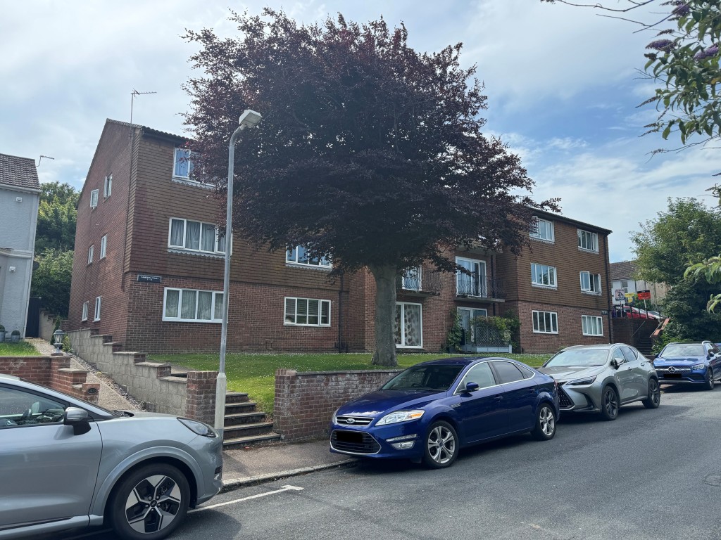 Lot: 153 - GROUND FLOOR APARTMENT IN PURPOSE-BUILT BLOCK WITH PARKING - Front of main building