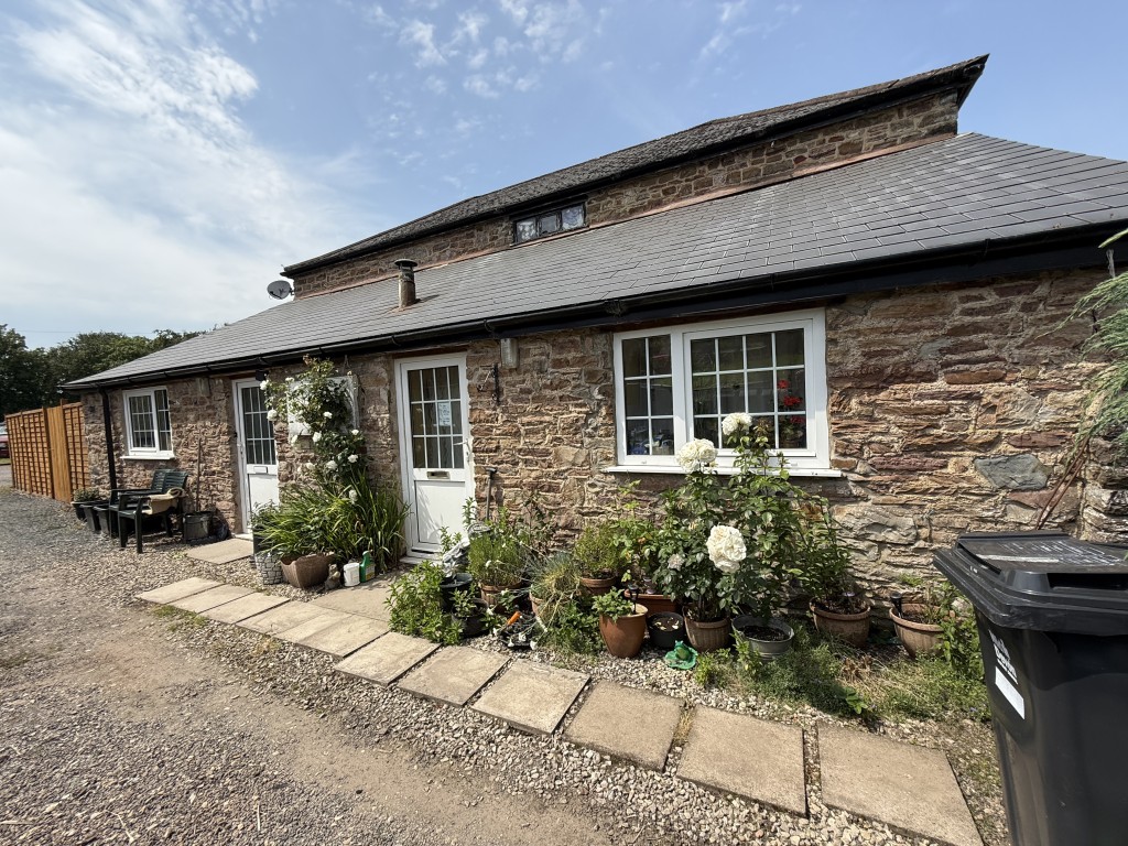 Lot: 128 - TWO-BEDROOM SEMI-DETACHED COTTAGE SITUATED WITHIN HIGHER GRANTS FARM - Front of the property