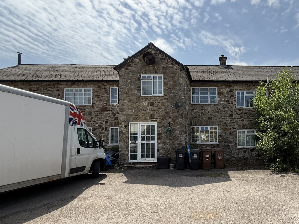 Lot: 135 - THREE-BEDROOM TERRACED COTTAGE SITUATED WITHIN THE HIGHER GRANTS FARM ESTATE - Front of the property (centre)