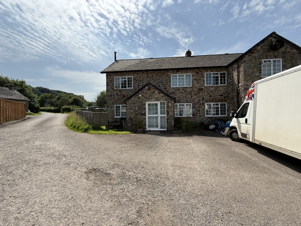 Lot: 97 - THREE-BEDROOM SEMI-DETACHED HOUSE SITUATED WITHIN HIGHER GRANTS FARM - Front of the property