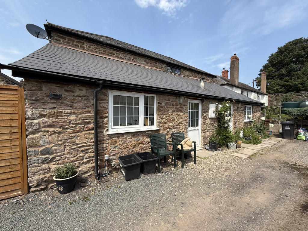 Lot: 49 - THREE-BEDROOM SEMI-DETACHED HOUSE SITUATED WITHIN HIGHER GRANTS FARM - Front of the property
