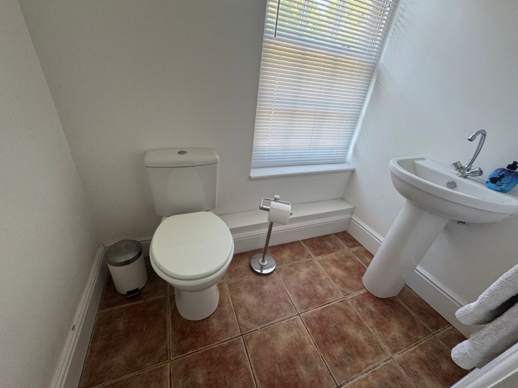 Lot: 144 - FREEHOLD DETACHED PERIOD FARMHOUSE, STUDIO APARTMENT OVER QUADRUPLE GARAGE - RESIDENTIAL INVESTMENT - Farmhouse - ground floor cloakroom/W.C.