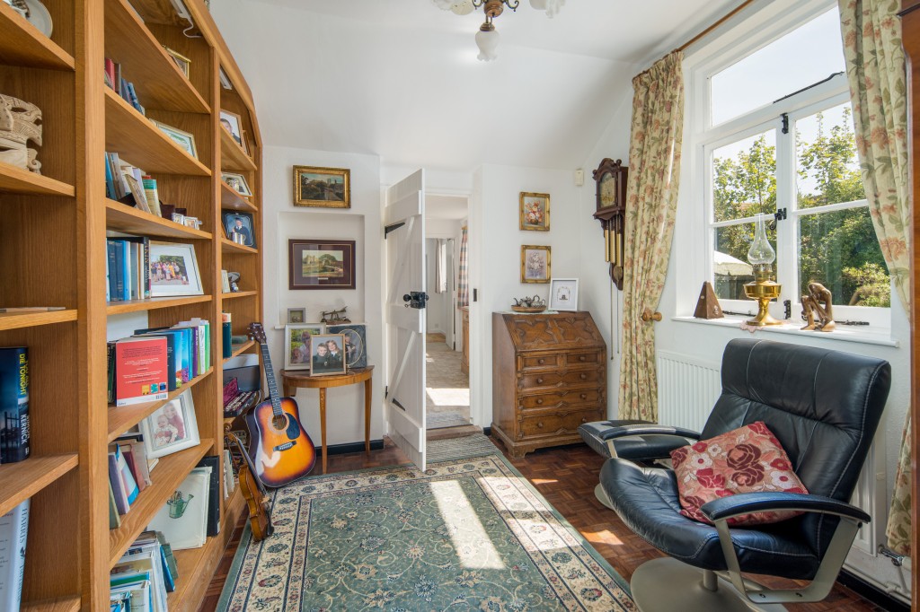 Lot: 108 - CHARMING COTTAGE WITH SELF-CONTAINED ANNEXE, GARDENS AND GARAGE - Study