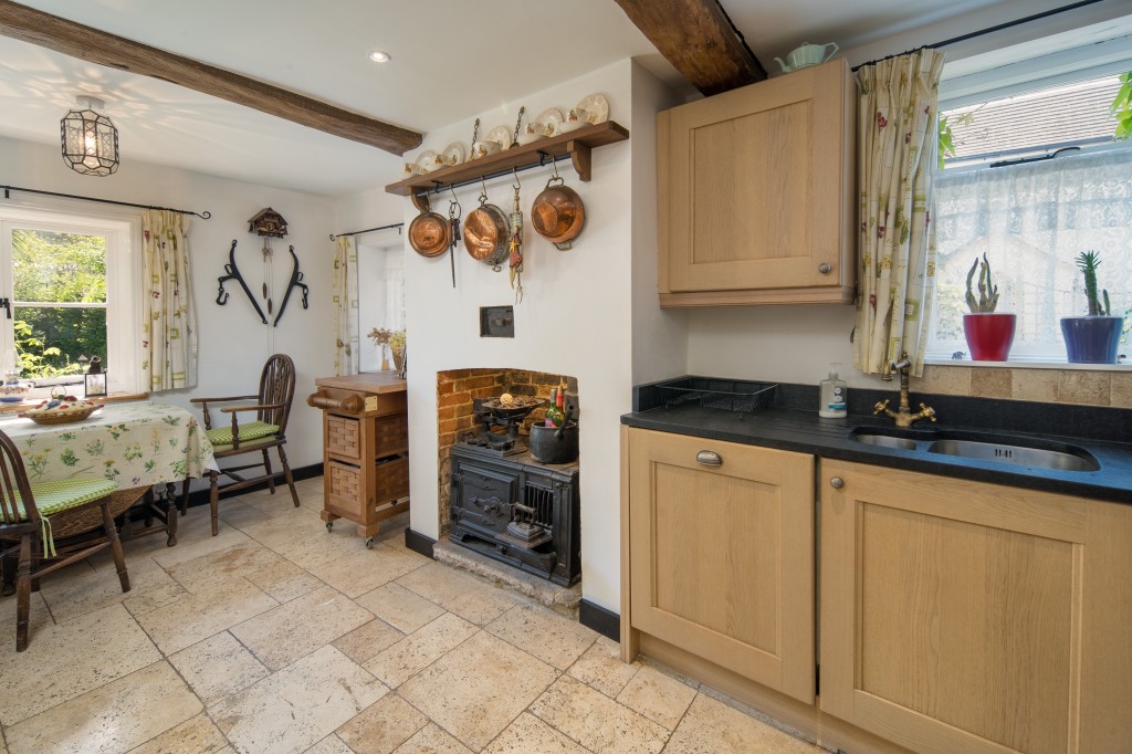 Lot: 108 - CHARMING COTTAGE WITH SELF-CONTAINED ANNEXE, GARDENS AND GARAGE - Kitchen with Aga