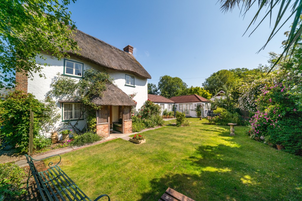 Lot: 108 - CHARMING COTTAGE WITH SELF-CONTAINED ANNEXE, GARDENS AND GARAGE - Thatched cottage and gardens