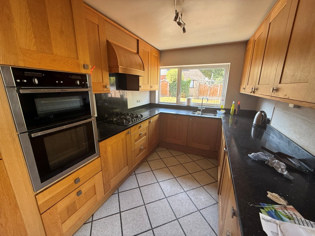 Lot: 171 - DETACHED HOUSE AND ASSOCIATED LAND WITH POTENTIAL - Kitchen