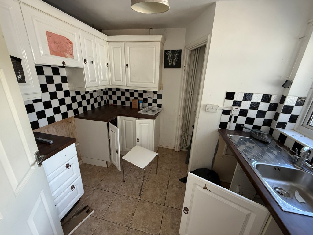 Lot: 145 - BUNGALOW IN NEED OF IMPROVEMENT IN WEALDEN VILLAGE - Kitchen