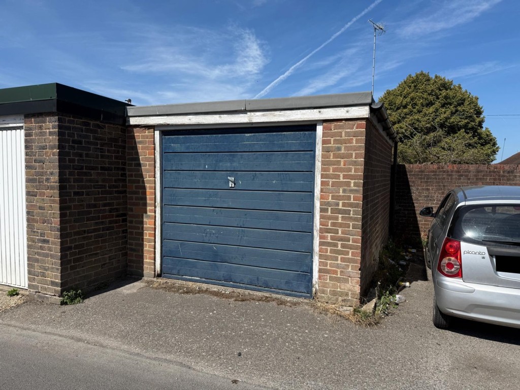 Lot: 26 - FREEHOLD GARAGE - The garage