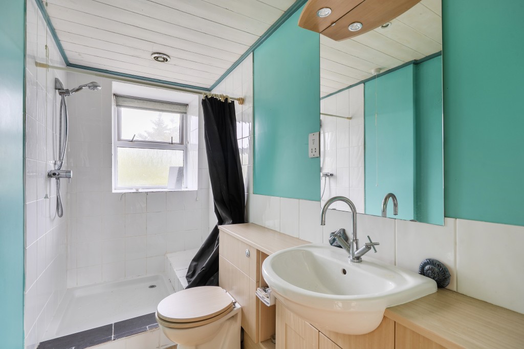 Lot: 47812 - FORMER CAPTAINS HOUSE PLUS THREE-BEDROOM BUNGALOW SET IN OVER 8.5 ACRES OF LAND WITH COUNTRYSIDE AND SEA VIEWS - En-suite to bedroom two