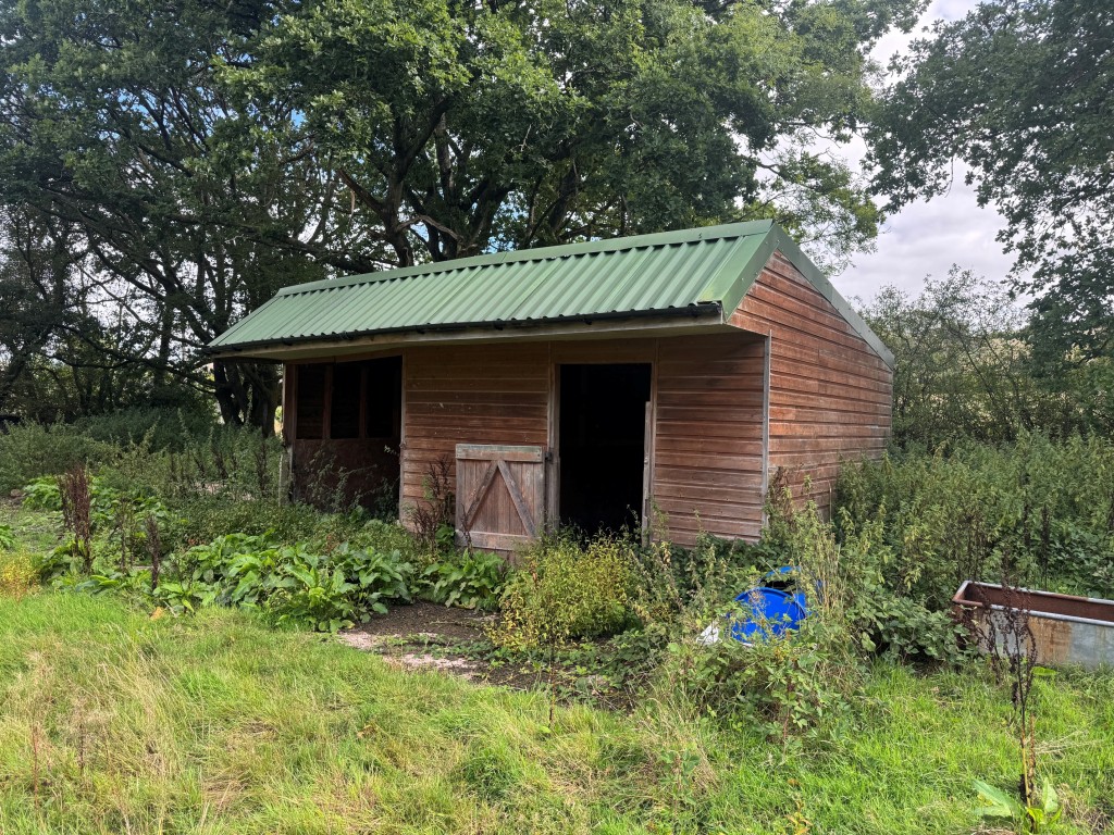 Lot: 41 - TWO AND A HALF ACRES WITH STABLES AND OUTBUILDING - Stables