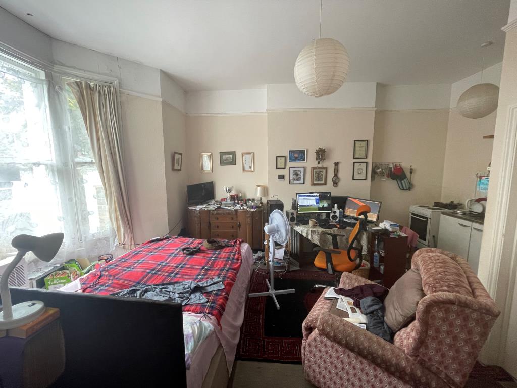 Mixed Commercial/Residential - RamsgateMixed Commercial/Residential - Ramsgate - Kent - Ground floor studio flat with bay window