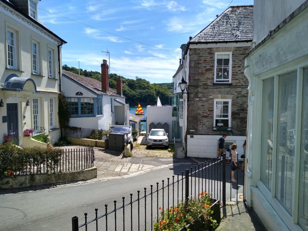Mixed Commercial/Residential - FoweyMixed Commercial/Residential - Fowey - Mid Cornwall - View from front hardstanding area