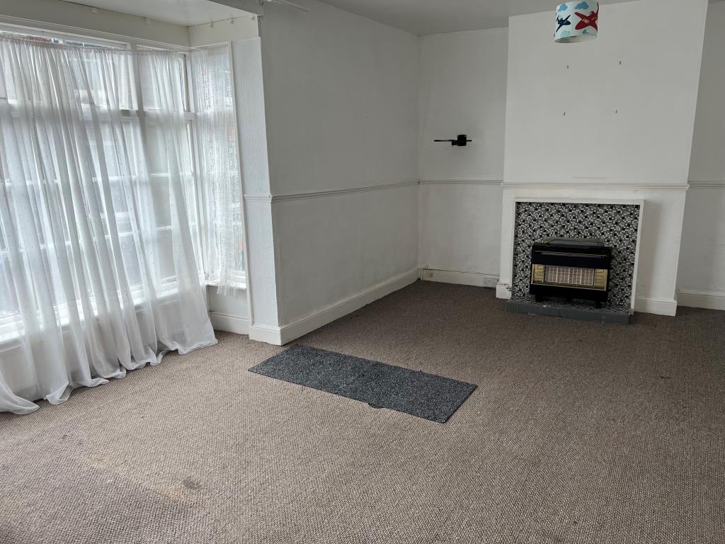 Mixed Commercial/Residential - CowesMixed Commercial/Residential - Cowes - Isle of Wight - Living room of flat above shop