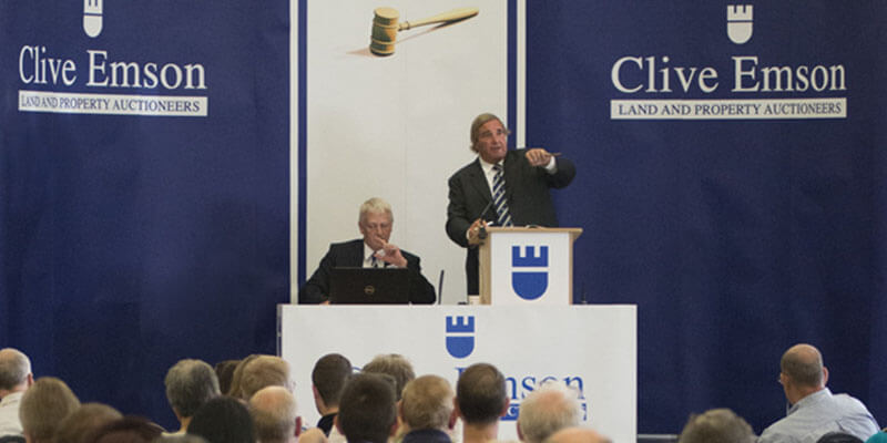 The Benefits of Working With an Auction House for Estate Agents