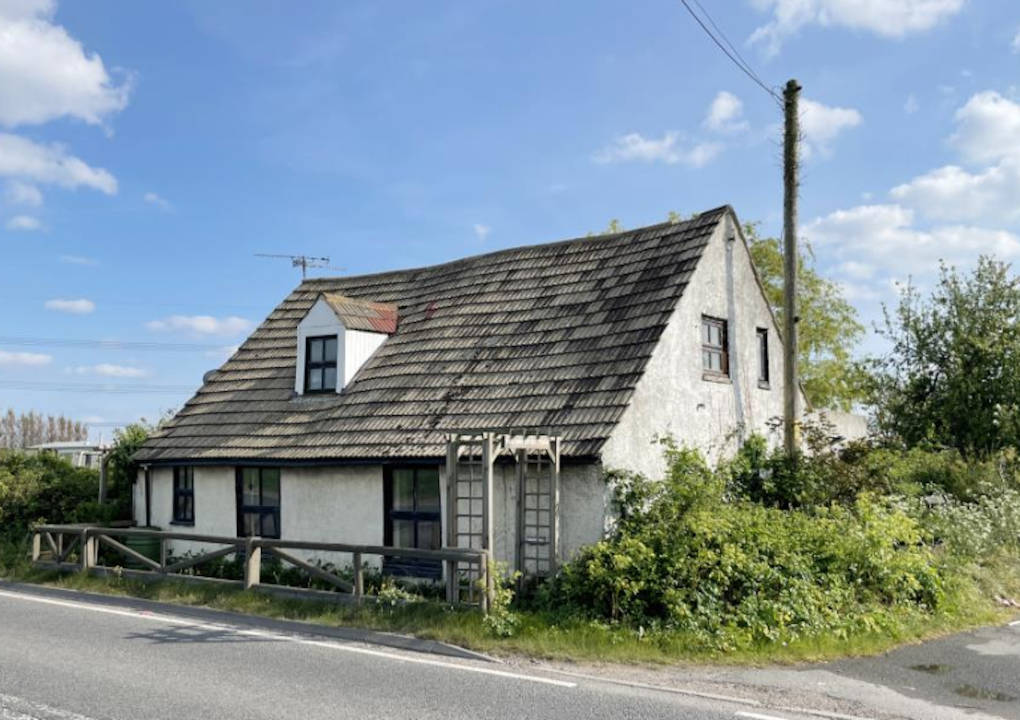 Photo of property : detached bungalow facing the road