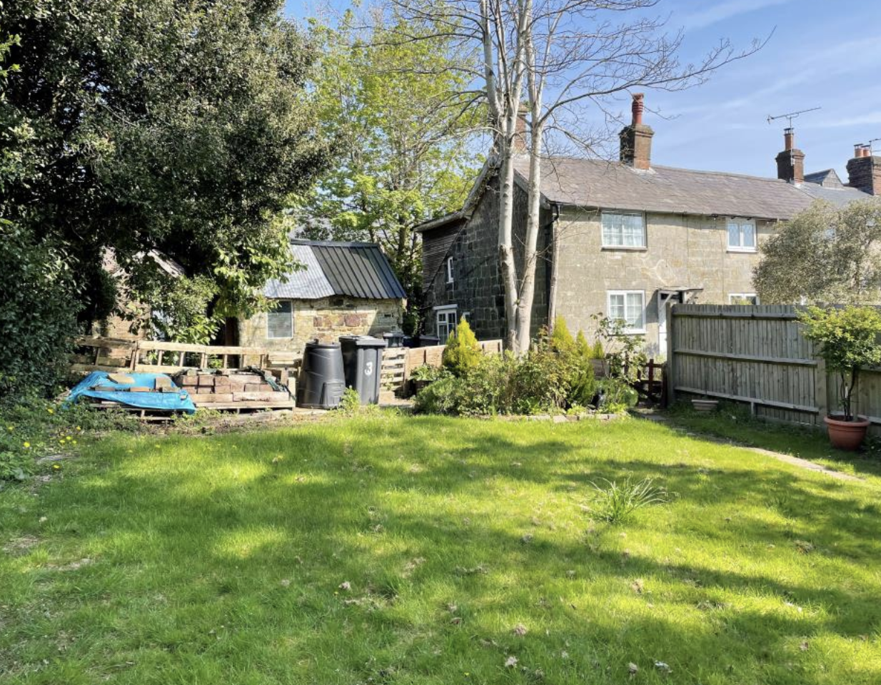 Period cottage with large green garden